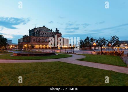 Place du Théâtre avec Opéra de Semper dans la soirée, Dresde, Saxe, Allemagne, Europe Banque D'Images