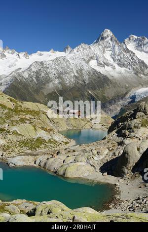 Lac blanc avec le Chalet du Lac blanc, en arrière-plan le Mont blanc avec l'aiguille du Chardonnet, l'aiguille d'Argentière, l'aiguille verte et Grand Banque D'Images