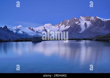 La gamme Mischabel est dotée d'Allalinhorn, d'Alphubel, de Täschhorn, de Dom et de Lenzspitze qui se reflètent dans un lac de montagne, dans les Alpes de Pennine, au Valais, en Suisse Banque D'Images