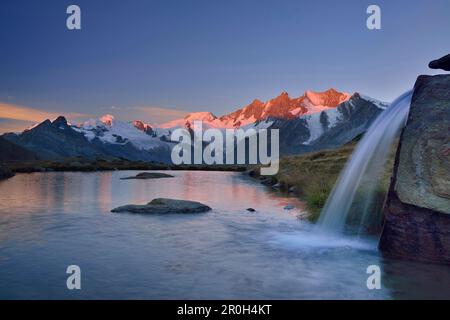 La gamme Mischabel est dotée d'Allalinhorn, d'Alphubel, de Täschhorn, de Dom et de Lenzspitze qui se reflètent dans un lac de montagne, dans les Alpes de Pennine, au Valais, en Suisse Banque D'Images