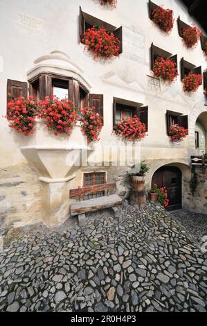 Façade d'une maison à Guarda, Basse Engadine, Grisons, Suisse, Europe Banque D'Images