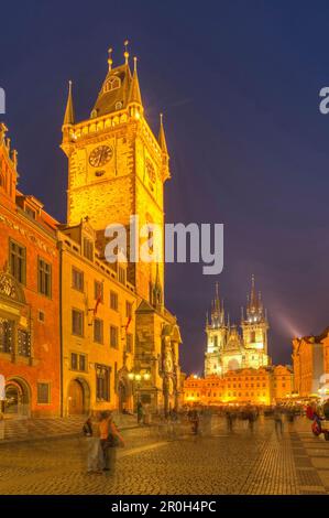 Hôtel de ville et église Teyn à l'anneau Altstadter au crépuscule, Prague, Bohême du milieu, République tchèque Banque D'Images