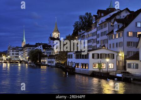 Vue sur la rivière Limmat sur Fraumuenster et St. Peter dans la soirée, Zurich, Suisse, Europe Banque D'Images