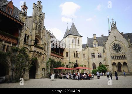 Personnes dans la cour intérieure du château de Marienburg, Marienburg, Hildesheim, Basse-Saxe, Allemagne, Europe Banque D'Images