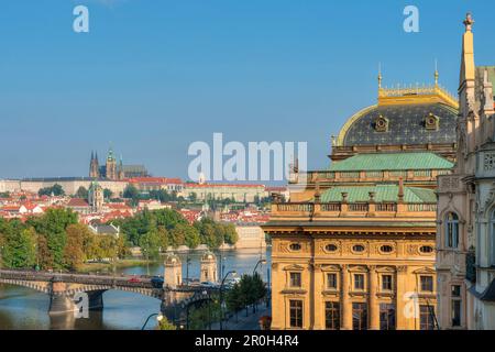 Vue sur le Théâtre national, le Hradschin et le Moldau, Prague, Bohême du milieu, République tchèque Banque D'Images