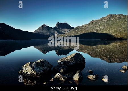 Vue sur Cradle Mountain avec Dove Lake, ciel bleu, parc national de Cradle Mountain Lake St clair, Tasmanie, Australie Banque D'Images