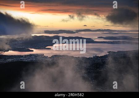 Vue aérienne à Hobart depuis le mont Wellington, lever du soleil et nuages, Hobart, Tasmanie, Australie Banque D'Images