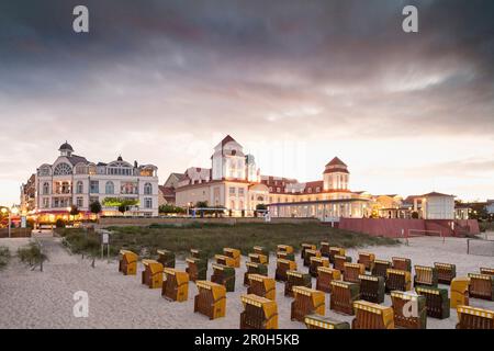 Spa Hôtel à la station balnéaire de Binz dans la lumière du soir, île de Rügen, Mecklenburg-Ouest Pommerania, Allemagne, Europe Banque D'Images