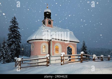 Chapelle Maria Koenigin au lac Lautersee en hiver, Mittenwald, Werdenfelser Land, Upper Bavaria, Bavaria, Germany Banque D'Images
