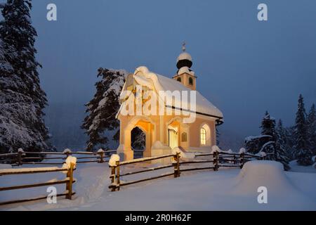 Chapelle Maria Koenigin au lac Lautersee en hiver, Mittenwald, Werdenfelser Land, Upper Bavaria, Bavaria, Germany Banque D'Images