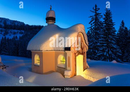 Chapelle Maria Koenigin au lac Lautersee en hiver avec lumières, Mittenwald, Werdenfelser Land, haute-Bavière, Bavière, Allemagne Banque D'Images