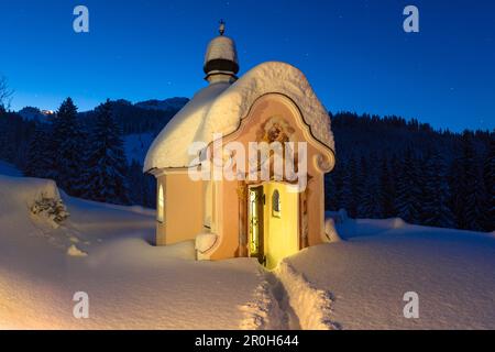 Chapelle Maria Koenigin au lac Lautersee en hiver avec ciel étoilé, Werdenfelser Land, Mittenwald, haute-Bavière, Bavière, Allemagne Banque D'Images