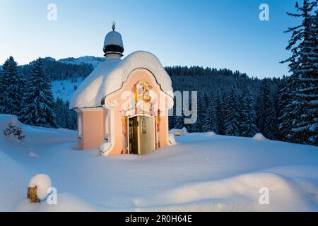 Chapelle Maria Koenigin au lac Lautersee en hiver après la chute de neige, Mittenwald, Werdenfelser Land, haute-Bavière, Bavière, Allemagne Banque D'Images