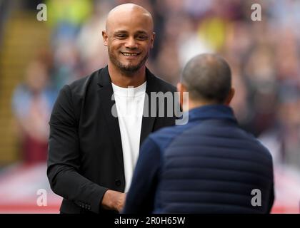 Burnley, Royaume-Uni. 8th mai 2023. Vincent Kompany, responsable de Burnley, sourit au directeur municipal de Cardiff, Sabri Lamouchi, lors du match du championnat Sky Bet à Turf Moor, Burnley. Crédit photo à lire: Gary Oakley/Sportimage crédit: Sportimage Ltd/Alay Live News Banque D'Images