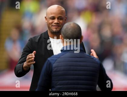 Burnley, Angleterre, le 8th mai 2023. Vincent Kompany, responsable de Burnley, sourit au directeur municipal de Cardiff, Sabri Lamouchi, lors du match du championnat Sky Bet à Turf Moor, Burnley. Crédit photo devrait lire: Gary Oakley / Sportimage Banque D'Images