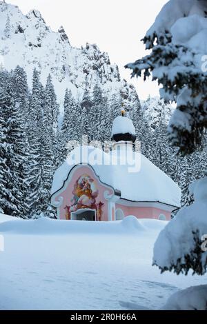 Chapelle Maria Koenigin au lac Lautersee en hiver après la chute de neige, Mittenwald, Werdenfelser Land, haute-Bavière, Bavière, Allemagne Banque D'Images