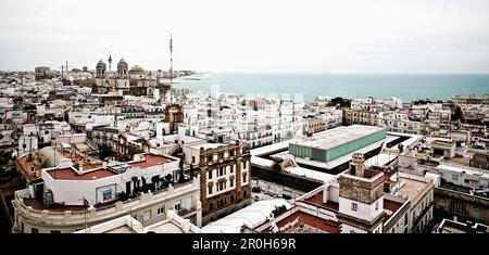 Vue sur les toits de Cadix, port maritime sur l'océan Atlantique, région Cadix, Andalousie, Espagne Banque D'Images