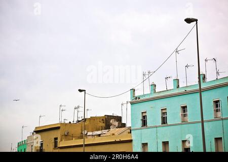 Vue sur les toits de Cadix, port de mer sur l'océan atlantique, de la région de Cadix, Andalousie, Espagne Banque D'Images