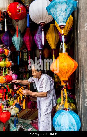 Les femmes âgées dans un luminaire shop à Hoi An, le centre du Vietnam, Vietnam, Asie Banque D'Images