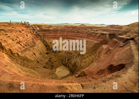 Locaux travaillant dans la mine, formant une chaîne humaine, Ilakaka, région d'Ihorombe, Madagascar Banque D'Images