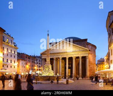 Fontaine sur la Piazza della Rotonda avec le Panthéon la nuit, illuminée, site classé au patrimoine mondial de l'UNESCO Rome, Rome, Latium, Italie Banque D'Images