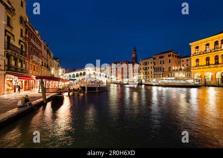 Le Grand Canal avec le pont du Rialto, au crépuscule, Venise, Vénétie, Italie, Europe Banque D'Images