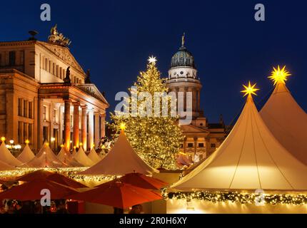 Marché de Noël avec le Schauspielhaus et la Cathédrale française la nuit, marché de la magie de Noël sur la place Gendarmenmarkt, le centre de Berlin, Berlin, Ger Banque D'Images