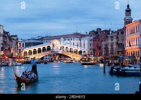 Le Grand Canal avec le pont du Rialto, au crépuscule, Venise, Vénétie, Italie, Europe Banque D'Images