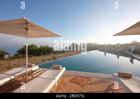 Piscine à débordement et des transats, l'Hôtel Cap Rocat, Ctra. carl-stolte-Straße 22, 07609 Cala Blava, Majorque, Îles Baléares, Espagne Banque D'Images