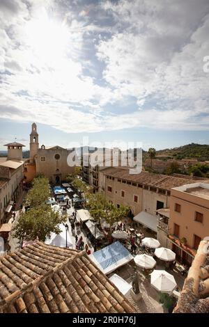 Placa, place du marché d'Alaro avec église Sant Bartomeu, marché du samedi, Alaro, Majorque, Iles Baléares, Espagne Banque D'Images