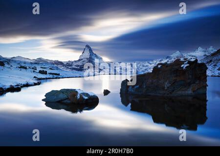 Crépuscule au-dessus du paysage enneigé autour du lac de Stelli avec vue vers le Cervin en automne, Zermatt, Valais, Suisse Banque D'Images