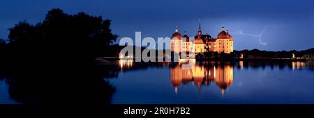 Violent orage au-dessus du château baroque de Moritzburg près de Dresde, Saxe, Allemagne Banque D'Images