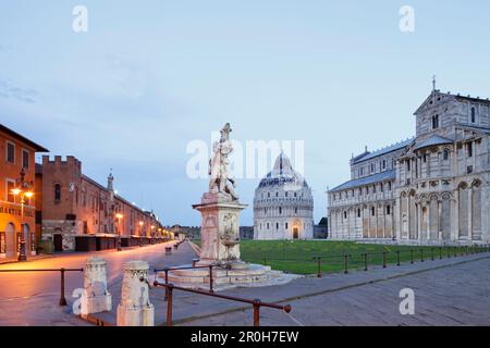 La fontana dei putti, fontaine, Battistero, Baptistère et Duomo, cathédrale dans la lumière du soir, Piazza dei Miracoli, place des miracles, Piazza del D. Banque D'Images