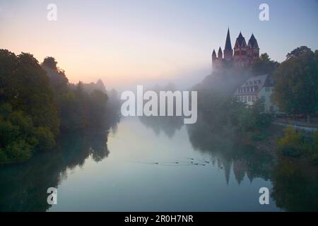 Vue depuis le pont Alte Lahnbruecke de l'autre côté de la rivière Lahn à la cathédrale de Limbourg en début de matinée, St. Cathédrale de Georgs, Limbourg, Westerwald, Hess Banque D'Images