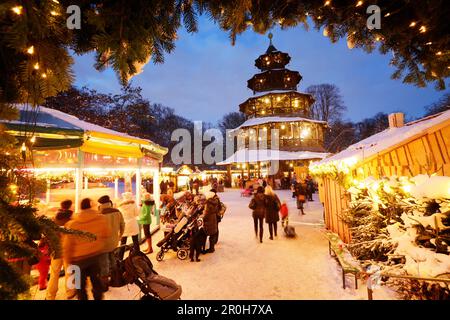 Marché de Noël à la Tour Chinoise, jardin anglais, Munich, Bavière, Allemagne Banque D'Images