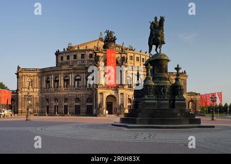 Monument équestre du roi Johann et l'opéra Semperoper sur place Theaterplatz, Dresde, Saxe, Allemagne Banque D'Images