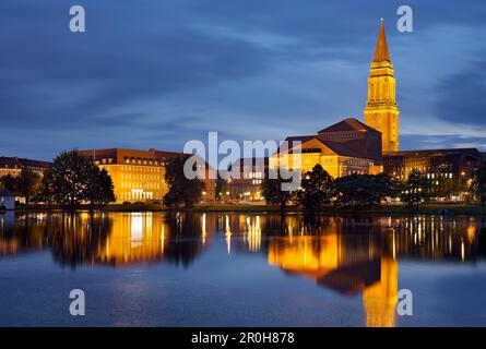 Hôtel de ville et de l'opéra de nuit, reflet dans l'eau, Kleiner Kiel, Kiel, Schleswig-Holstein, Allemagne Banque D'Images