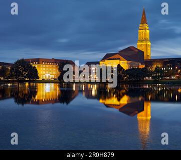 Hôtel de ville et de l'opéra de nuit, reflet dans l'eau, Kleiner Kiel, Kiel, Schleswig-Holstein, Allemagne Banque D'Images