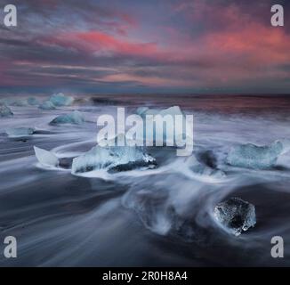 Les icebergs sur la plage, dans le lac glaciaire Jökulsárlón, est de l'Islande, Islande, Banque D'Images