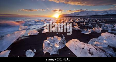 Icebergs sur la plage près du lac glaciaire, Jokulsarlon, Oraefajokull, Islande de l'est, Islande Banque D'Images