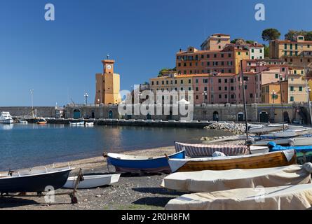 Bateaux de pêche sur la plage à côté de la forteresse, Port de Rio Marina, Tour, Ile d'Elbe, Toscane, Italie Banque D'Images