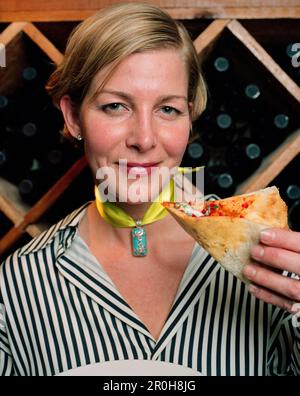 USA, Californie, Los Angeles, Portrait of a lady holding pizza à la Pizzeria Mozza. Banque D'Images