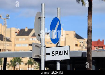 Un panneau de rue "tournez à droite seulement" directive et un panneau supplémentaire indiquant l'emplacement comme Espagne Banque D'Images