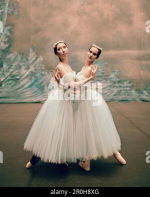 Russie, Moscou, deux jeunes ballerines Bolchoï exerçant devant un spectacle au Théâtre du Bolchoï. Banque D'Images