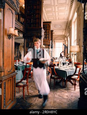 La Russie, Moscou, en vue d'un serveur au Café Pouchkine Banque D'Images