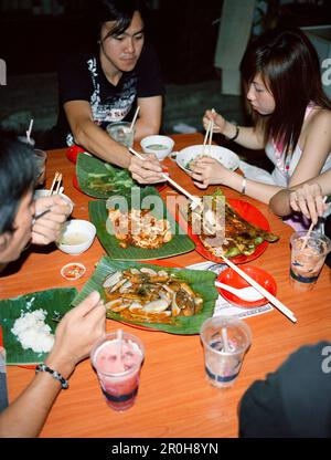 Singapour, Asie, groupe de personnes mangeant un dîner au restaurant Chinatown Banque D'Images