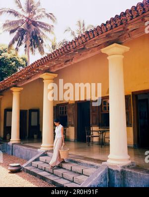 SRI LANKA, l'Asie, Galle, jeune femme quitte la Chambre Néerlandaise hotel Banque D'Images