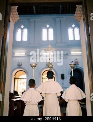 SRI LANKA, l'Asie, servants de l'église Sainte-Anne à Beruwala Banque D'Images