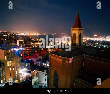 La Turquie, Istanbul, high angle view du quartier de Beyoglu, la nuit Banque D'Images