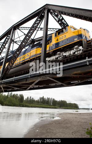 ALASKA, Talkeetna, un train partant d'Anchorage traverse Talkeetna en route vers le parc national Denali Banque D'Images